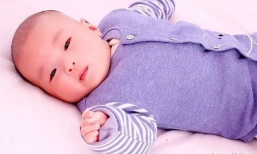新生儿可以抱着喂奶吗-新生宝宝能不能抱-专业新生宝宝能不能抱着睡觉平台-刚出生的婴儿可以抱睡吗